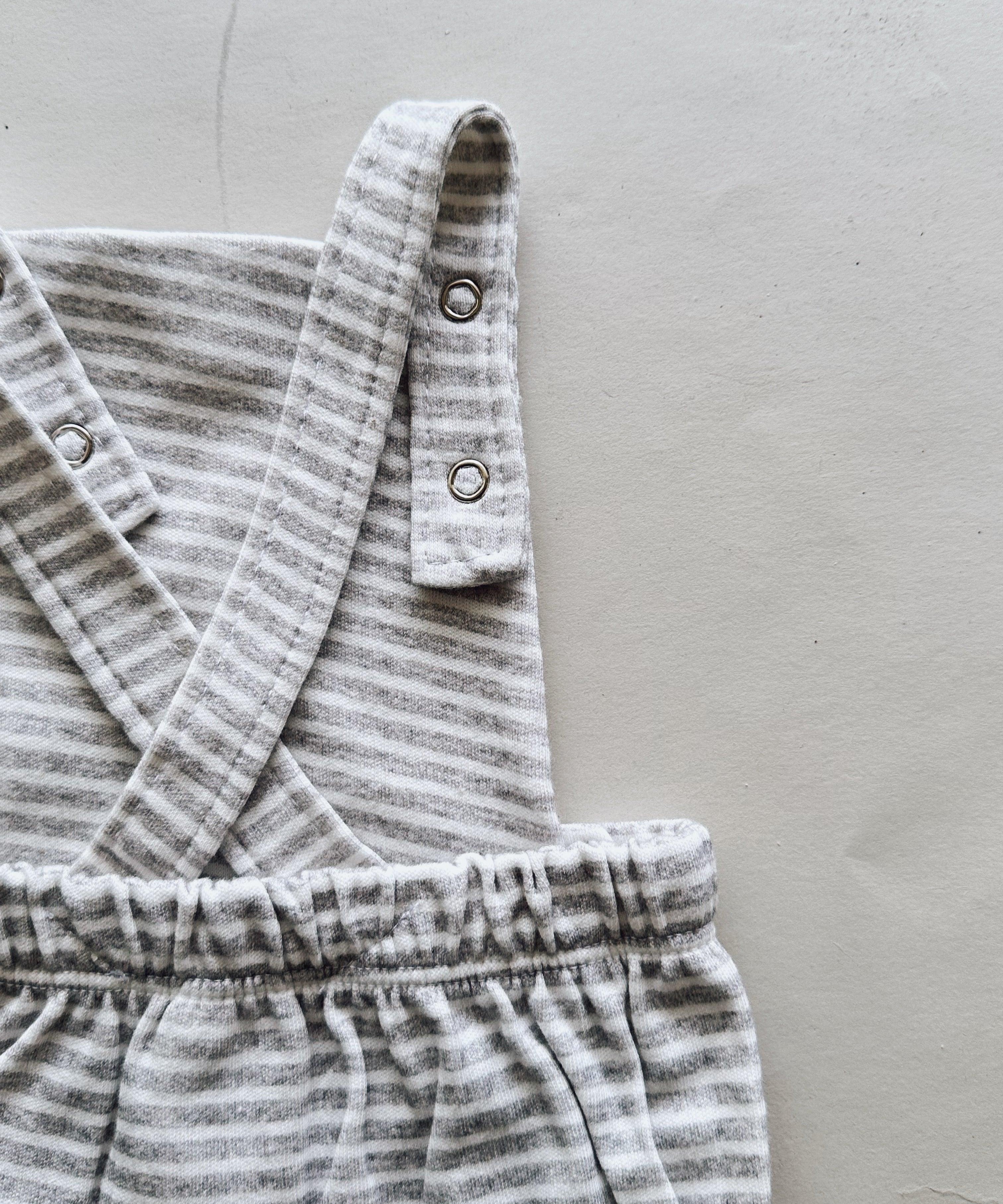 Jardineira de Bebê Unissex | Listrinhas Cinza - MiniMalista Baby - 0.3, 0.45, b2b, Baby, black-friday, Calor, com-desconto-mm10, Menino, Neutro, SALE-FINAL, tab-tam-jardineiras, ultimas-peças, Unissex, Verão -bebê-minimalista-estiloso