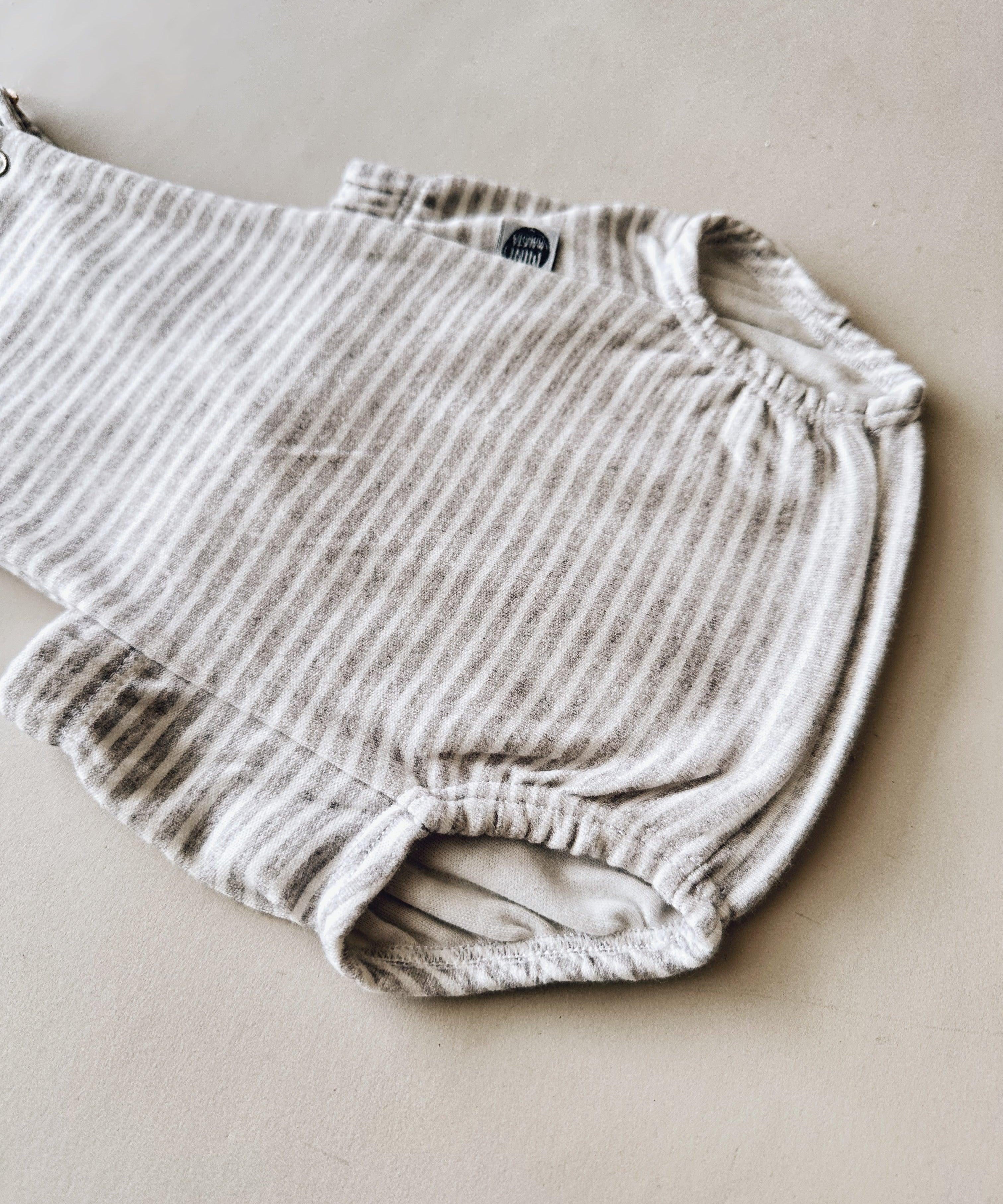 Jardineira de Bebê Unissex | Listrinhas Cinza - MiniMalista Baby - 0.3, 0.45, b2b, Baby, black-friday, Calor, com-desconto-mm10, Menino, Neutro, SALE-FINAL, tab-tam-jardineiras, ultimas-peças, Unissex, Verão -bebê-minimalista-estiloso