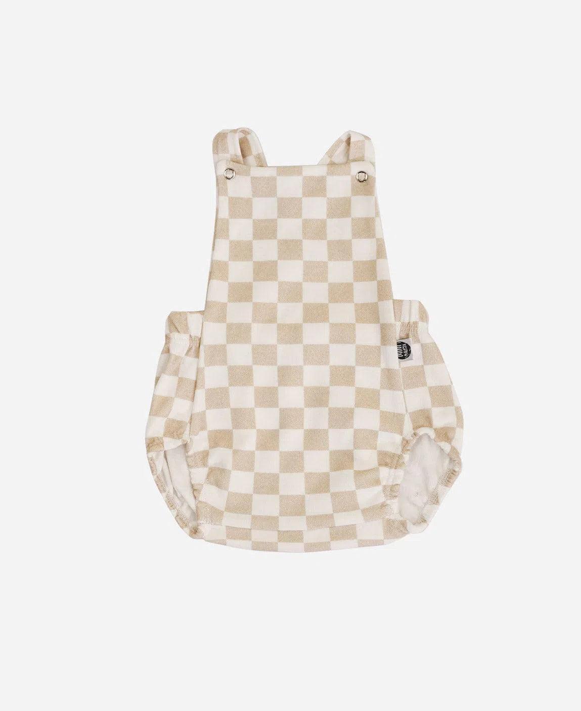 Jardineira de Bebê Unissex | Racer Beige - MiniMalista Baby - 0.3, b2b, Baby, black-friday, Calor, com-desconto-mm10, Menina, Neutro, tab-tam-jardineiras, Unissex, Verão -bebê-minimalista-estiloso