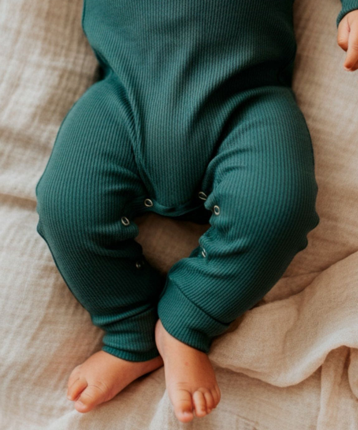 macacao-bebe-liso-canelado-minimalista-liso-escandinavo-cor-neutra-menino-verde-escuro-azulado-deep-green-2.jpg