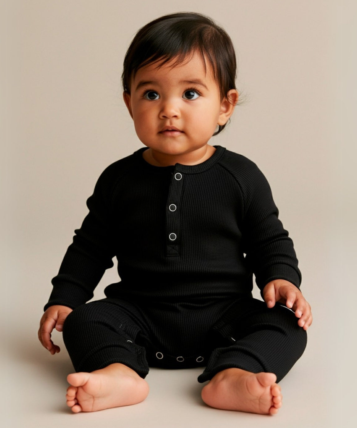 macacao-bebe-liso-canelado-minimalista-liso-escandinavo-cor-neutra-preto-unissex_abdf898c-c56c-4704-bc50-34fb594433e2.jpg