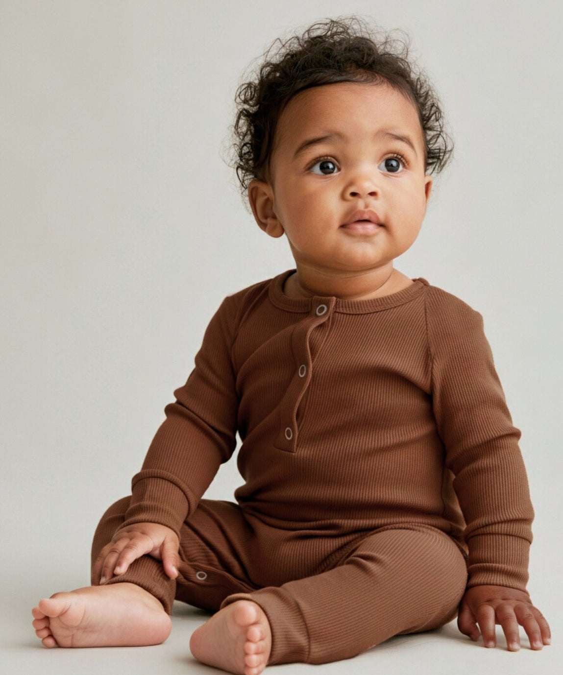 macacao-bebe-liso-canelado-minimalista-liso-marrom-oak-bebe-escandinavo-2.jpg