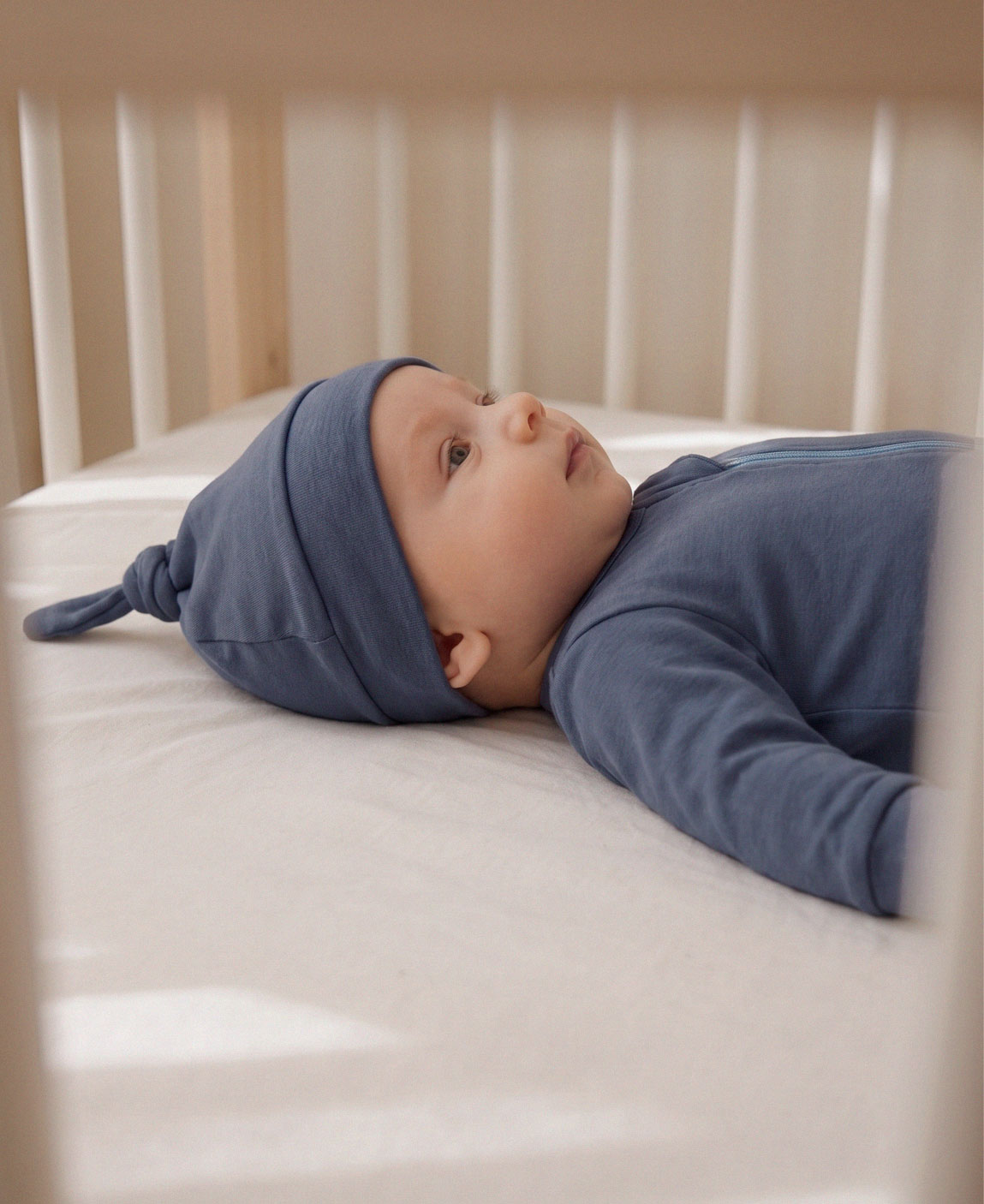 Macacão Bebê Zíper com Pezinho cor Azul Oxford tamanho RN — MiniMalista Baby algodão hipoalergênico com proteção UV50+ permanente