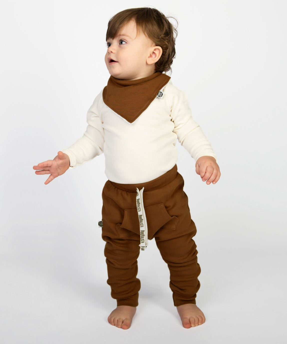 modelo-veste-tamanho-calca-bolsao-e-body-manga-longa_12.jpg