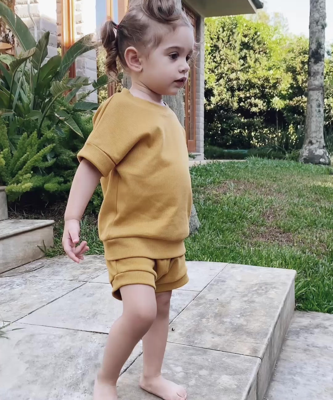 Conjunto bebê e infantil canelado blusa e shorts cor mostarda