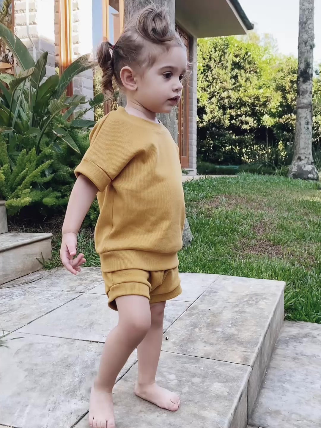 Conjunto bebê e infantil canelado blusa e shorts cor mostarda