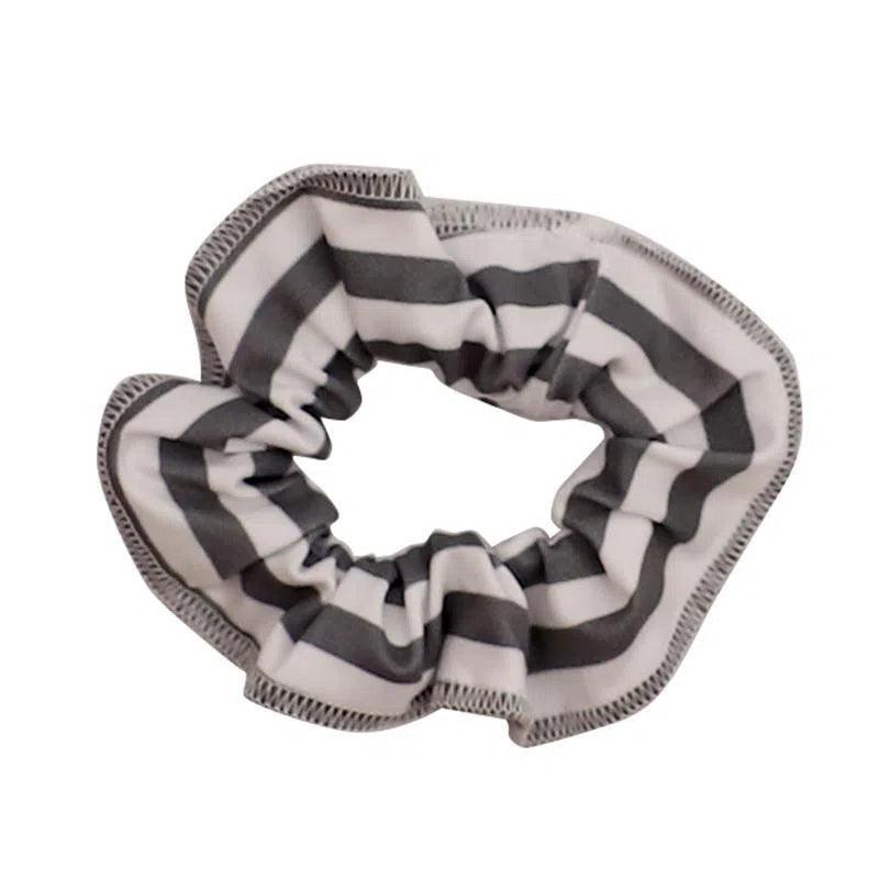 Scrunchie Elástico Cabelo Estampado | Listras Retrô Cinza - MiniMalista Baby - 0.3, 0.45, b2b, black-friday, Meia Estação, Menino, Neutro, outlet, SALE-FINAL, Unissex -bebê-minimalista-estiloso